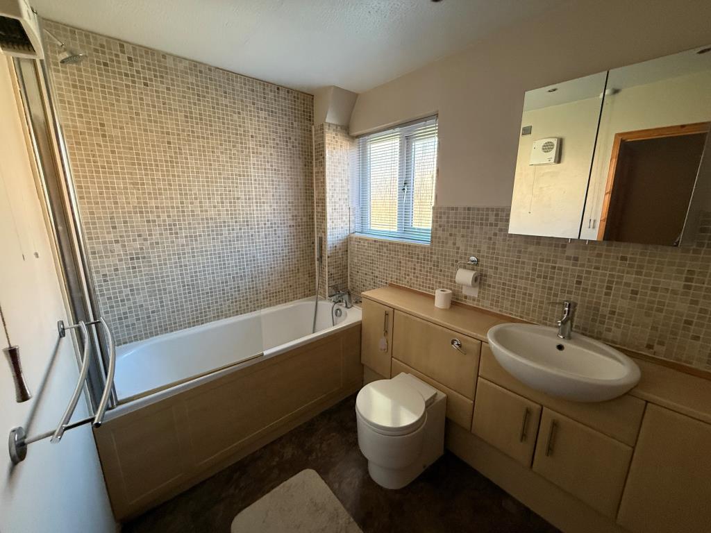 Lot: 133 - WELL PRESENTED TERRACED HOUSE - Bathroom